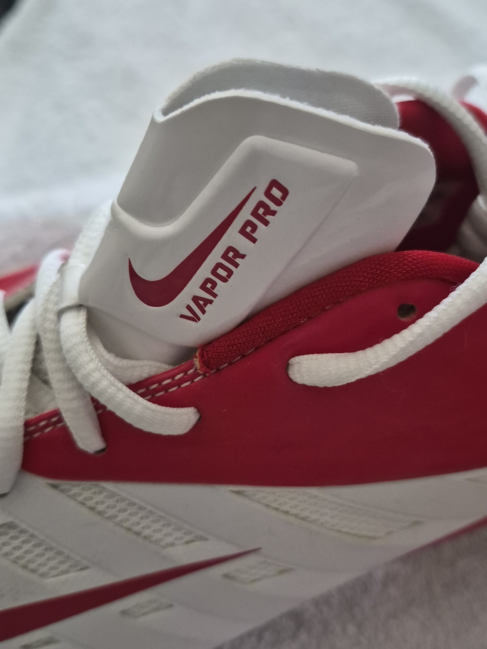 Nike Mens Vapor Pro Football Cleats in White and Red Sz 16